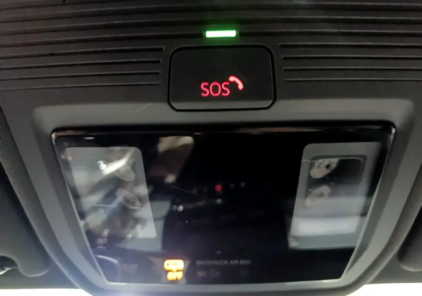 Vue en gros plan du plafonnier intérieur avec bouton SOS rouge et voyants d'airbag sur Volkswagen ID.3 gris foncé 2022.