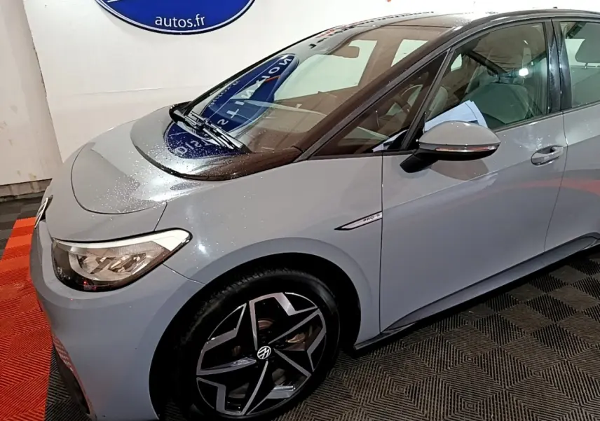 Vue 3/4 avant droit d'une Volkswagen ID.3 Pro S électrique gris foncé avec jantes noires et logo VW visible.