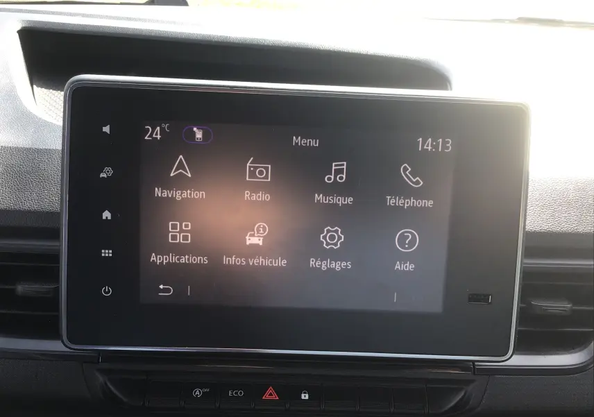 Écran tactile central du Renault Kangoo 2024 affichant le menu principal avec navigation, radio et téléphone.