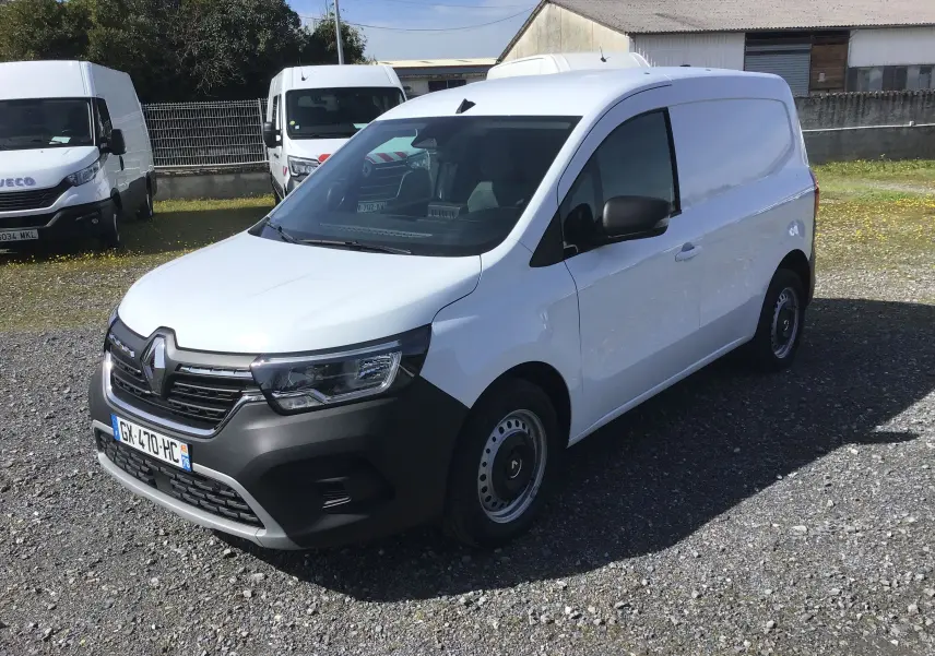 Renault Kangoo Van blanc vu en 3/4 avant droit, avec pare-chocs noir mat et jantes acier simples.