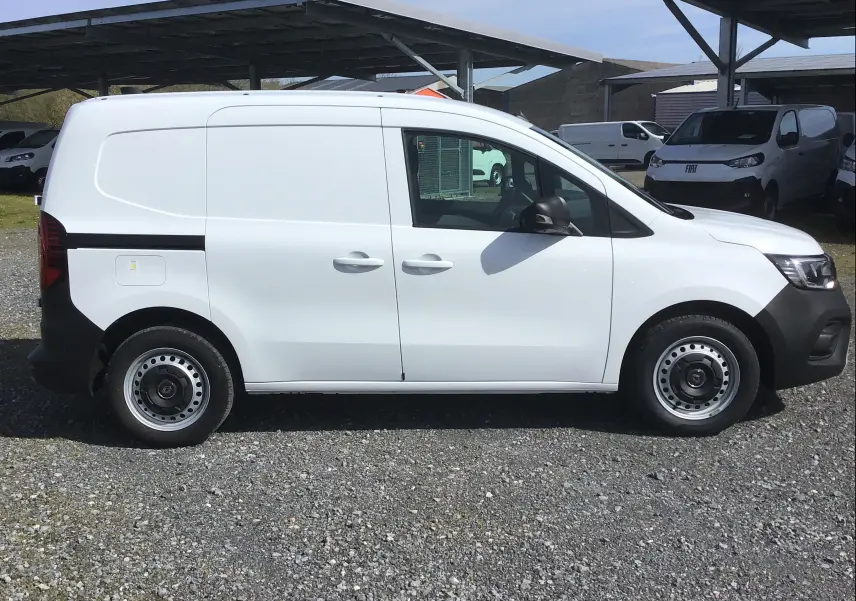 Vue de profil côté gauche d’un Renault Kangoo Van blanc 2024 avec jantes acier et carrosserie lisse sans vitres arrière.