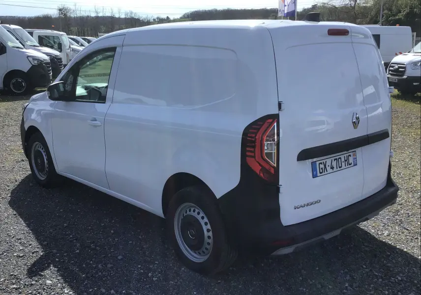 Vue 3/4 arrière droite d’un Renault Kangoo Van blanc 2024 avec feux arrière LED et plaque d’immatriculation française.