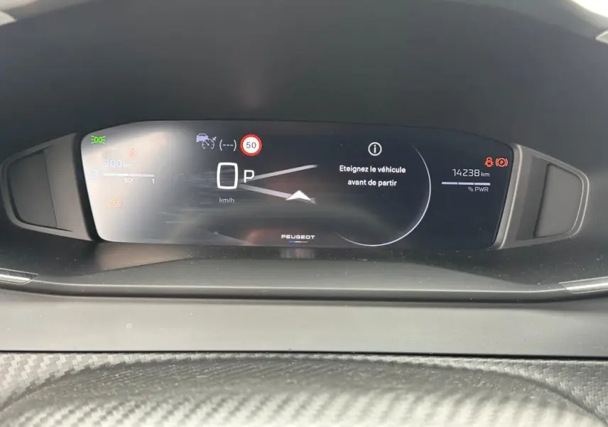 Tableau de bord numérique de Peugeot 2008 Hybrid 136 e-DCS6 Allure affichant la vitesse et alertes, vue frontale.