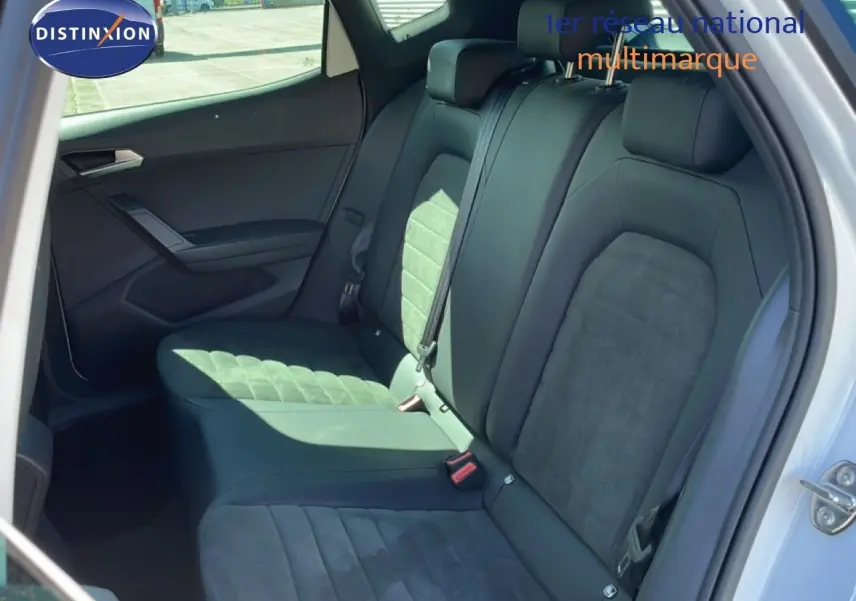 Vue intérieure côté gauche des sièges arrière en cuir et alcantara noirs d'un SEAT Arona blanc toit noir 2025.