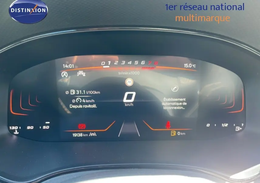 Affichage numérique du tableau de bord du SEAT Arona 2025 montrant la consommation, vitesse et température extérieure.