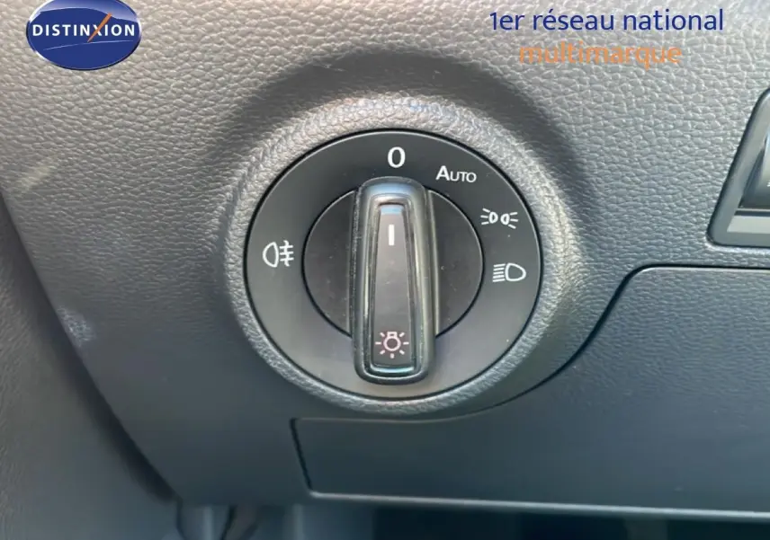 Commande circulaire des phares sur tableau de bord noir d'une SEAT ARONA 2025, bouton réglé sur feux de position.