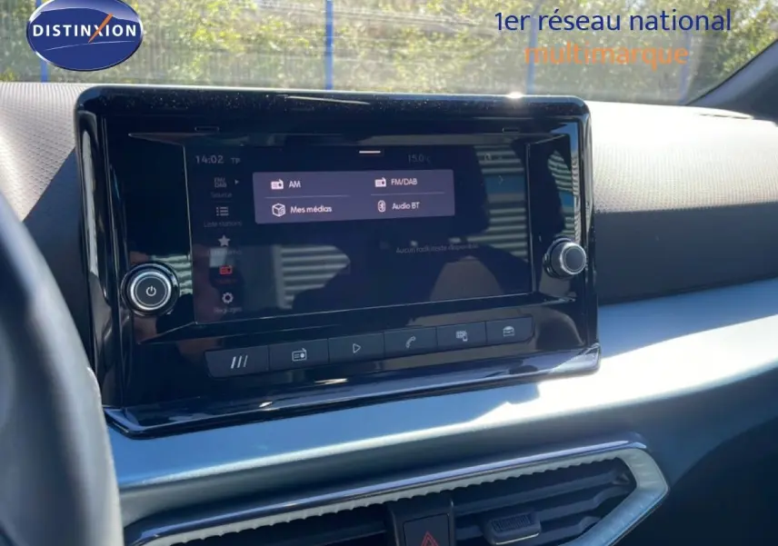 Vue rapprochée de l’écran multimédia noir dans l’habitacle clair d’un SEAT Arona 2025.