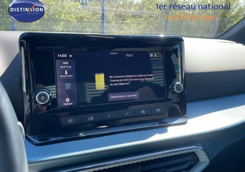 Vue rapprochée de l’écran tactile central du tableau de bord du SEAT Arona 2025, intérieur clair et moderne.