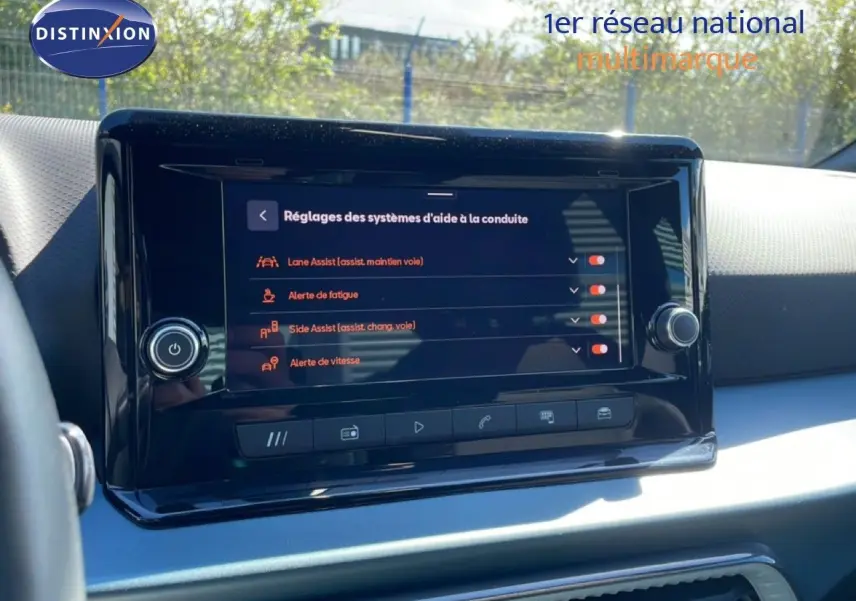 Écran tactile central du tableau de bord du SEAT Arona 2025, affichant les réglages d’aide à la conduite.