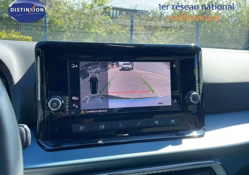 Écran central montrant la caméra de recul du tableau de bord d’un SEAT Arona blanc toit noir, intérieur noir.