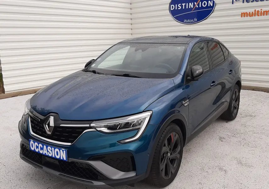 Vue 3/4 avant droite d'un Renault Arkana E-Tech 145ch RS-Line bleu Zanzibar avec toit noir et jantes noires.