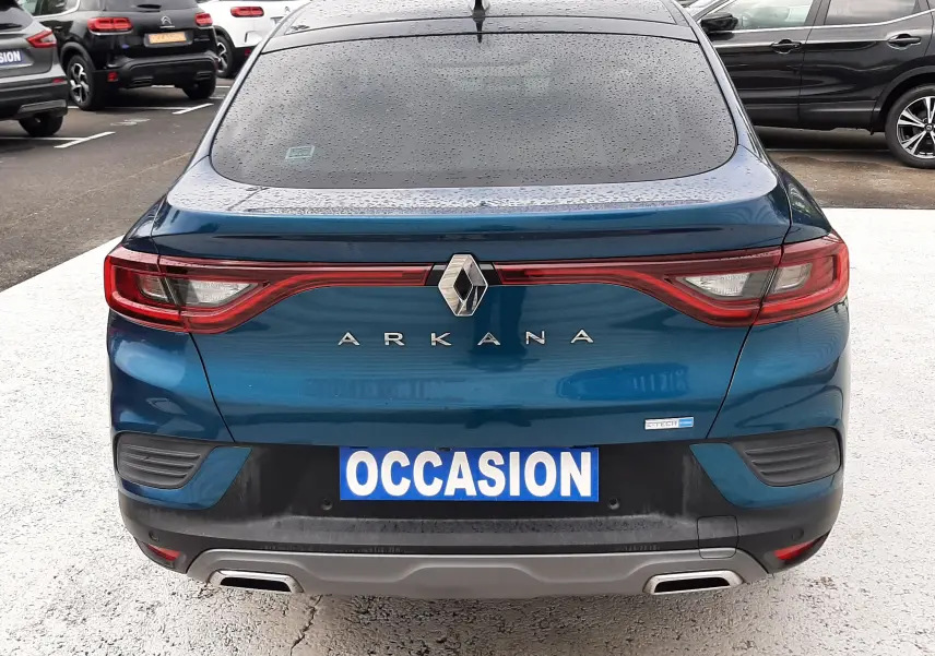Vue arrière d'un Renault Arkana E-Tech bleu Zanzibar avec feux LED et double sortie d'échappement intégrée.