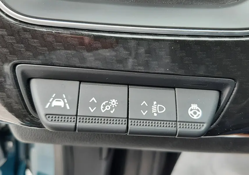 Gros plan sur les commandes de réglage d'assistance et de confort dans un Renault Arkana E-Tech bleu Zanzibar, version 2021.
