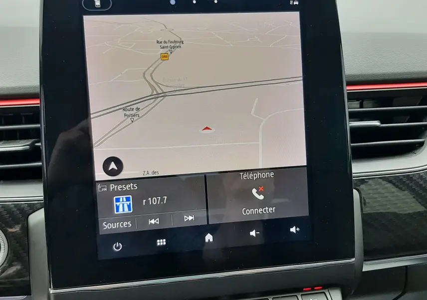 Écran tactile central avec navigation affichée dans l’habitacle du Renault Arkana E-Tech Bleu Zanzibar, finition RS-Line.