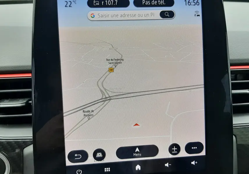Écran tactile central du tableau de bord montrant la navigation GPS active dans une Renault Arkana E-Tech 145ch.