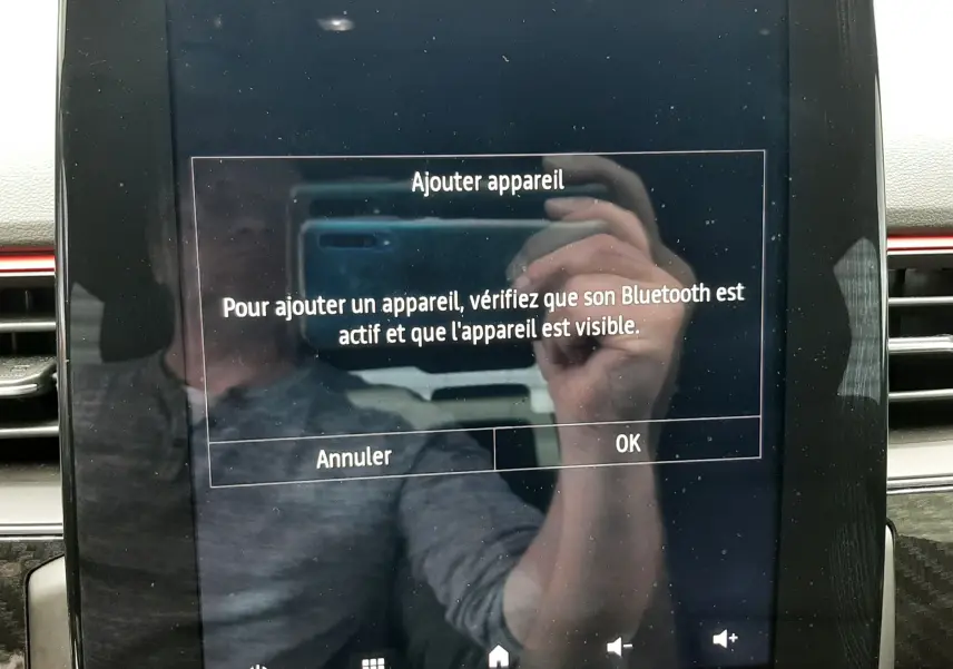 Écran tactile central du tableau de bord d'une Renault Arkana E-Tech 145ch RS-Line, affichant l'option Bluetooth.