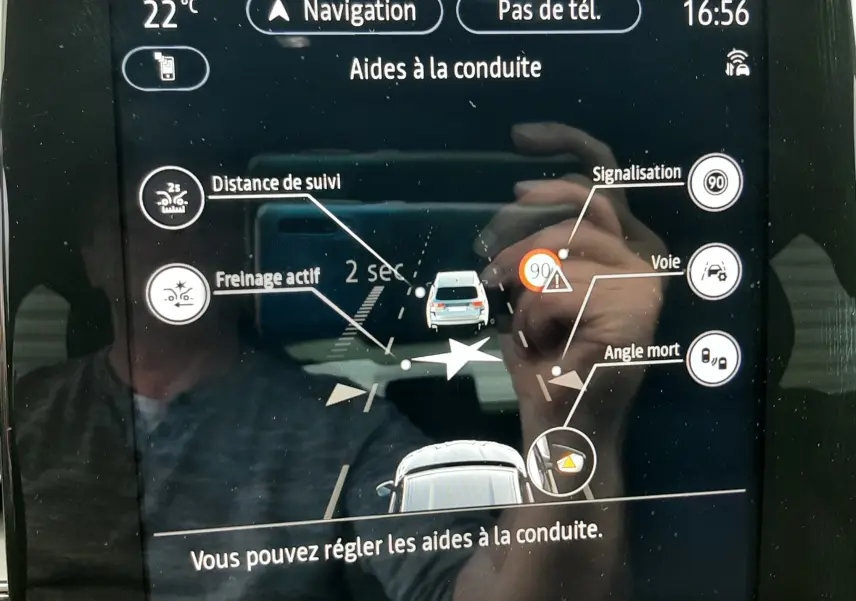 Écran tactile intérieur montrant les aides à la conduite du Renault Arkana E-Tech 145ch RS-Line 2021.