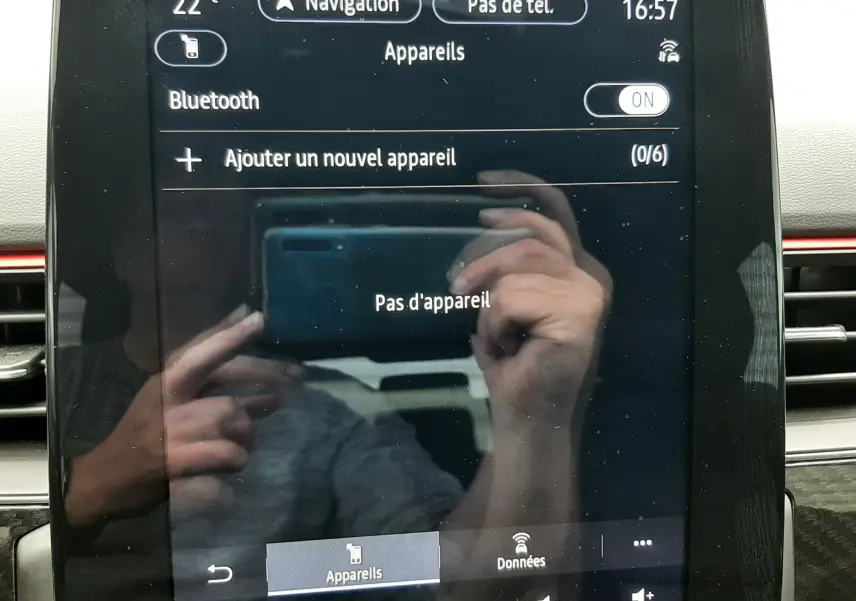 Écran tactile central du tableau de bord du Renault Arkana E-Tech 145ch RS-Line, affichant le menu Bluetooth sans appareil connecté.