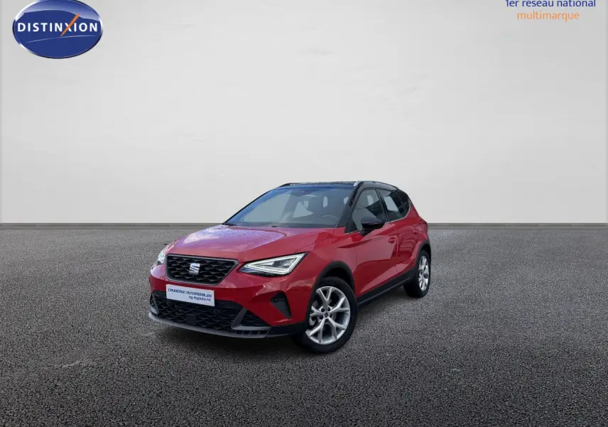 SEAT Arona rouge vue 3/4 avant droit, toit noir et projecteurs Full LED avec signature triangulaire.