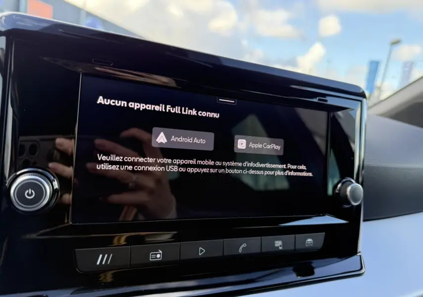Écran tactile central du SEAT Arona 2024 affichant l'interface Full Link Android Auto et Apple CarPlay.