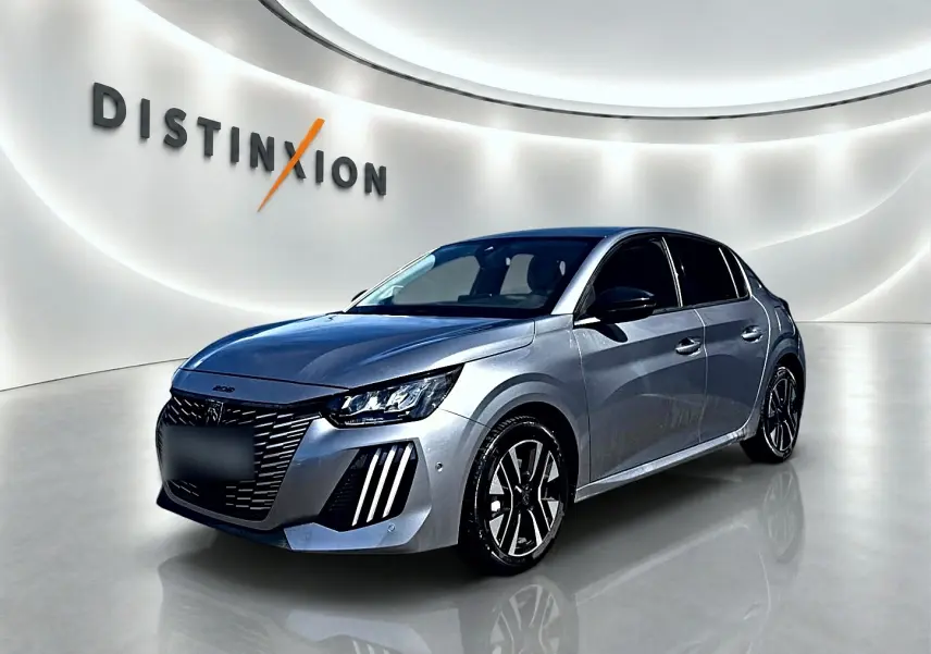 Peugeot 208 1.2 100 Allure gris Artense vue 3/4 avant dans un showroom lumineux avec jantes alu noires.
