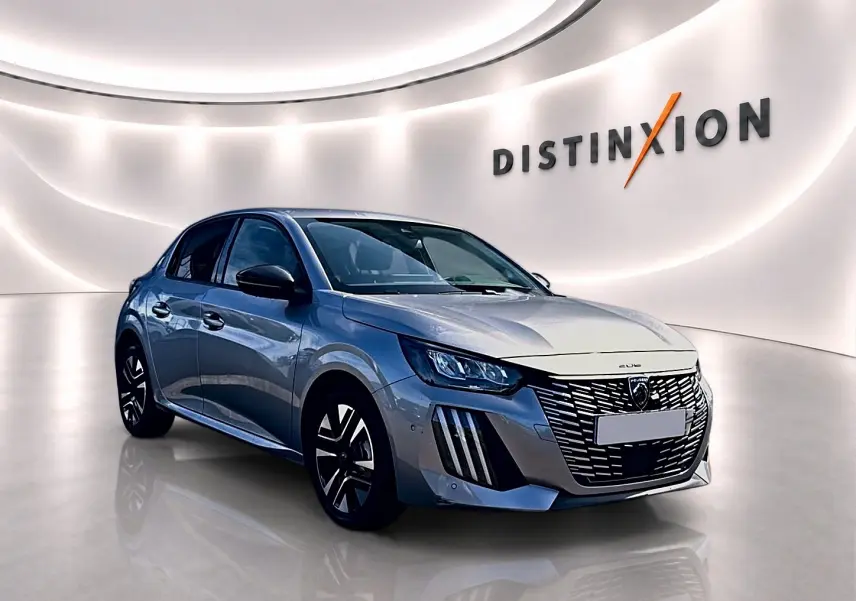 Peugeot 208 gris artense vue 3/4 avant droit dans un showroom lumineux avec logo Distinxion en arrière-plan.