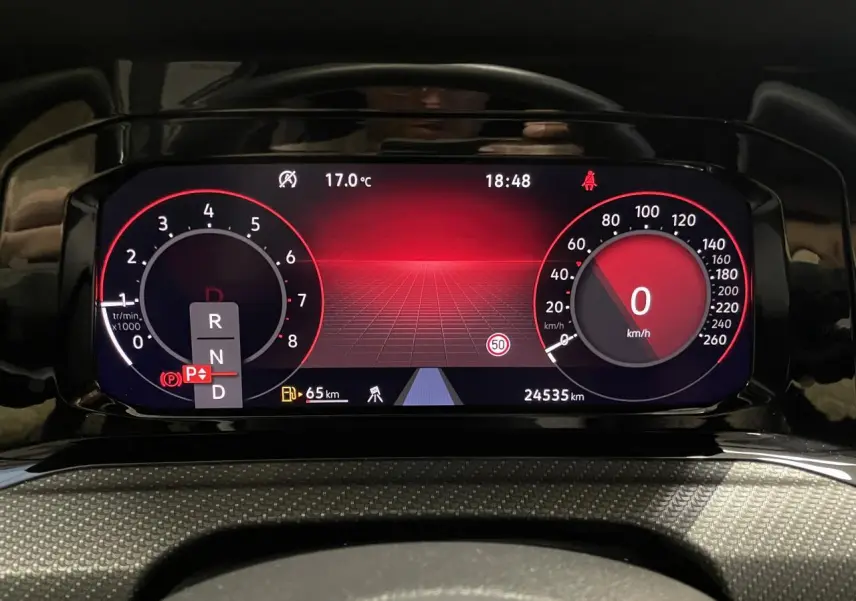 Vue rapprochée du combiné d'instruments digital rouge et noir de la Volkswagen Golf 2024, affichant 0 km/h.