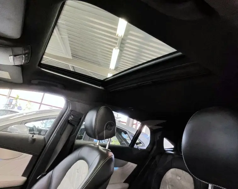 Vue intérieure du toit ouvrant panoramique et des sièges cuir bicolores noir et beige du Mercedes GLC Coupé 350 Sportline 2017.
