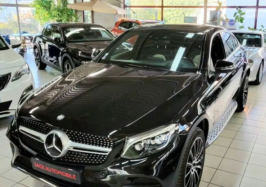 Mercedes GLC 350 Sportline noire vue 3/4 avant droit en showroom avec jantes alliage et calandre diamantée.