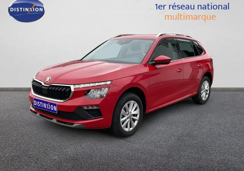 SUV Skoda Kamiq rouge Velvet Metal vu en 3/4 avant droit sur fond neutre, avec calandre noire distinctive.