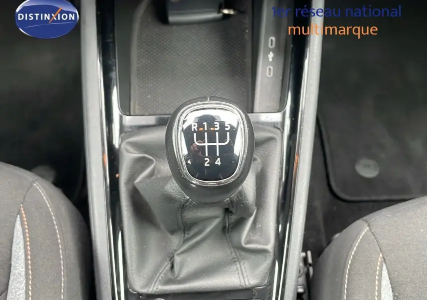 Le levier de vitesses manuel noir de la Skoda Kamiq 2024, vue rapprochée de la console centrale et des sièges gris.