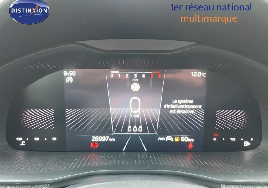 Affichage numérique du tableau de bord du Skoda Kamiq 2024 montrant la vitesse à 0 km/h et 28 997 km au compteur.