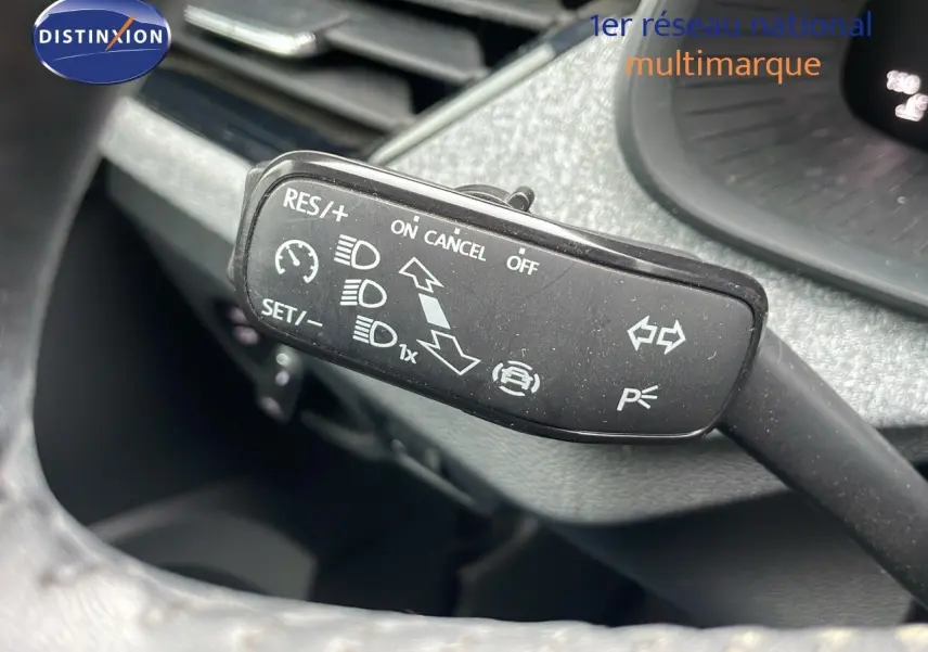 Gros plan sur la commande de régulateur de vitesse et clignotants dans l'habitacle d'une Skoda Kamiq 2024.