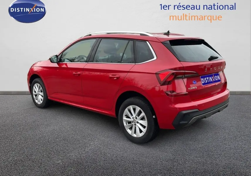 Vue 3/4 arrière gauche d'un Skoda Kamiq rouge Velvet Metal 2024 avec toit ouvrant et jantes alliage argentées.