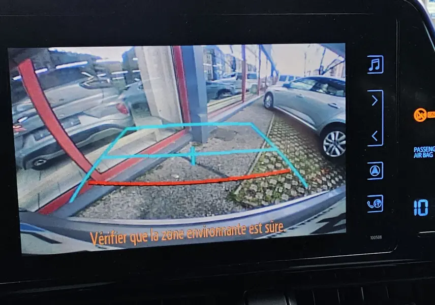 Affichage de la caméra de recul du Toyota C-HR hybride gris, vue arrière avec lignes de guidage colorées.