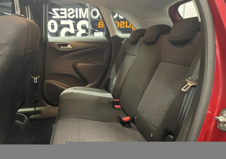 Vue intérieure côté droit sur la banquette arrière tissu gris et noir de l’Opel Crossland rouge clair 2022.