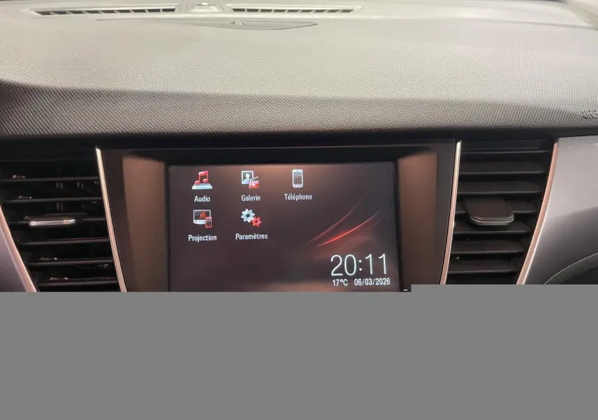 Écran tactile central de l’Opel Crossland 2022, vue frontale du tableau de bord avec commandes multimédia visibles.