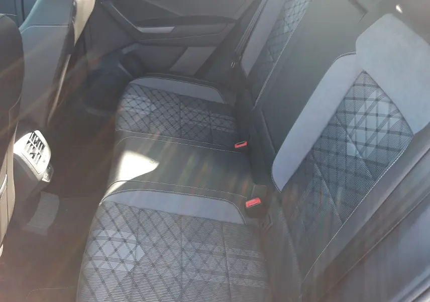Vue intérieure côté droit sur les sièges arrière en tissu gris à motifs géométriques du Volkswagen T-Roc 2024.