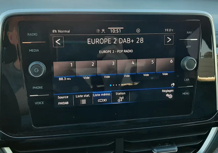 Écran tactile central du Volkswagen T-Roc 2024 affichant la radio Europe 2 en mode DAB+, entouré de commandes médias.