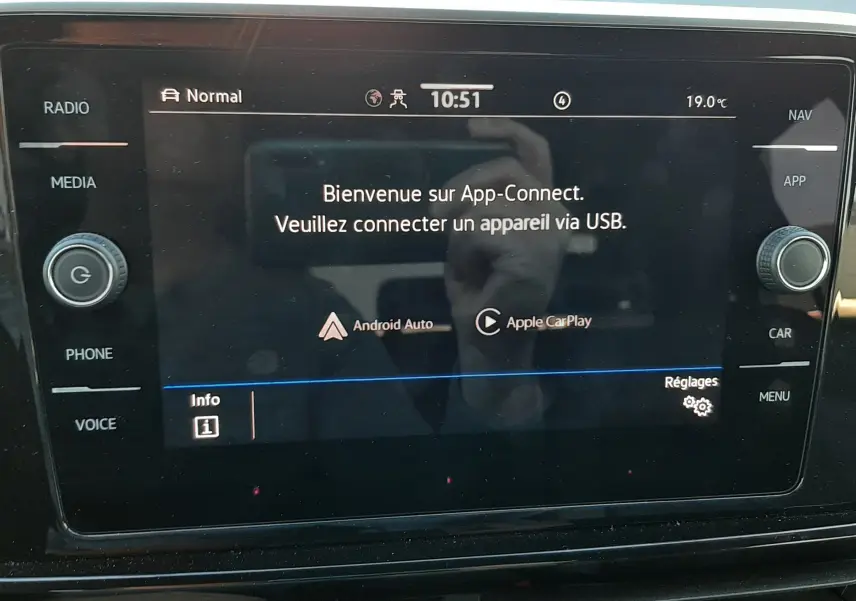 Écran tactile central du Volkswagen T-Roc 2024 gris Indium, affichant l'accueil App-Connect avec options Android Auto et Apple CarPlay.