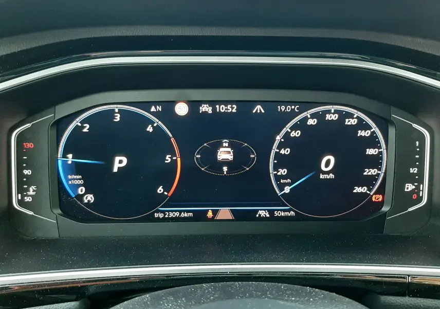 Vue rapprochée du tableau de bord numérique du Volkswagen T-Roc 2024, affichant vitesse, régime et informations de conduite.