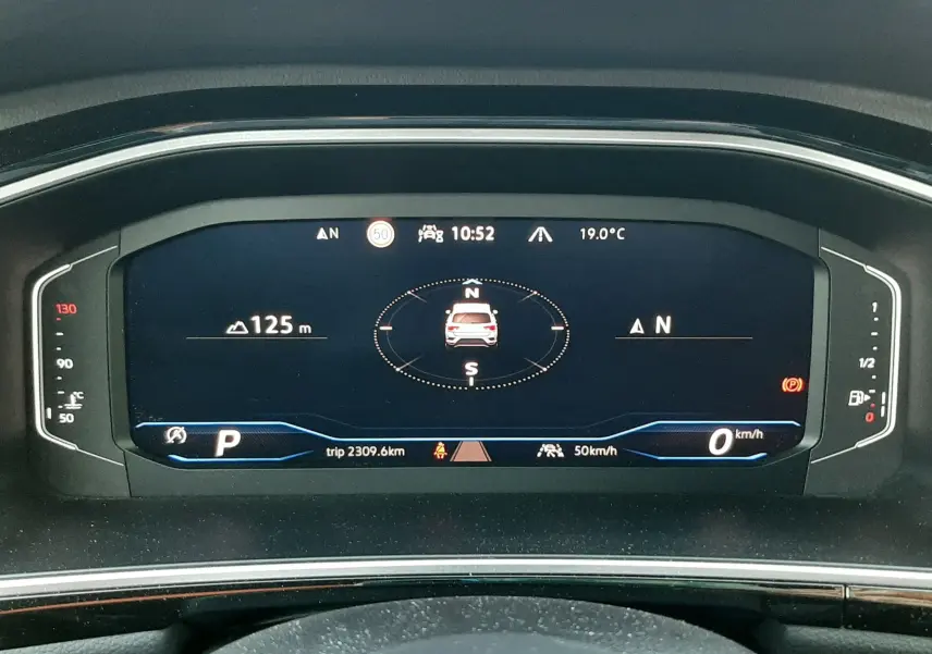 Tableau de bord numérique du Volkswagen T-Roc 2.0 TDI 150CH R-LINE 2024, affichant la vitesse, la boussole et la température.