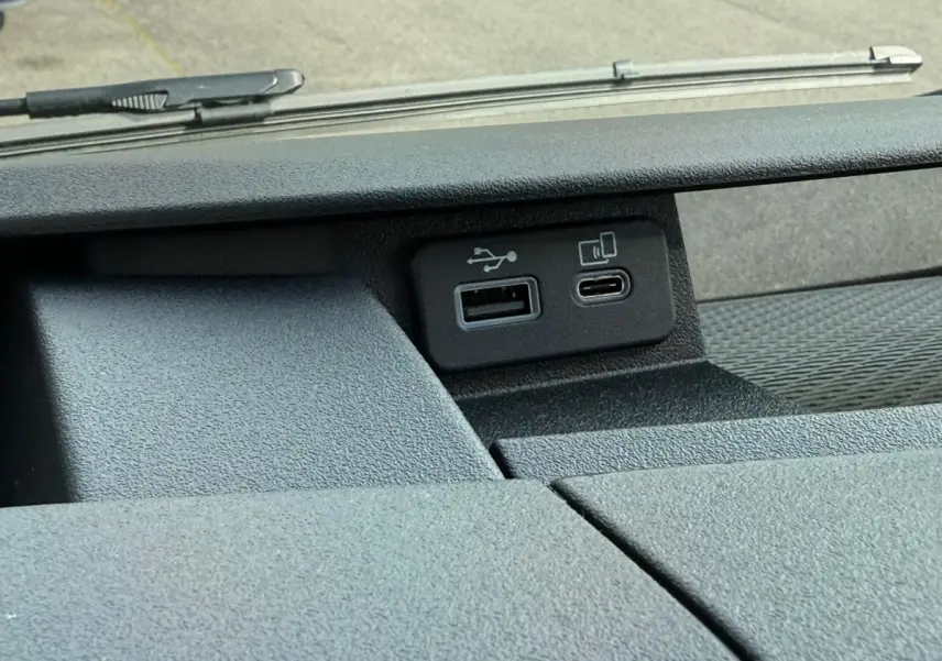 Gros plan sur les ports USB-A et USB-C intégrés au tableau de bord du fourgon blanc Iveco Daily 2026.