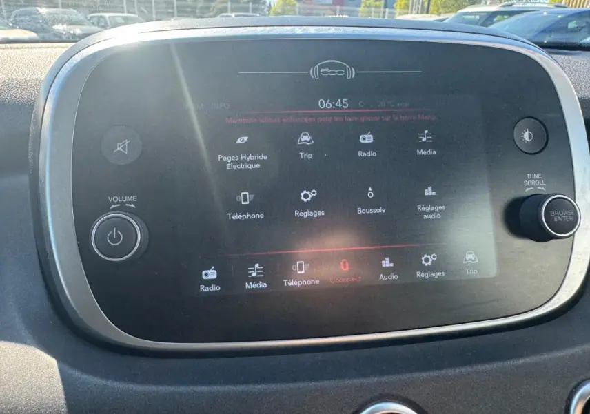 Écran tactile central de la Fiat 500X MY23 affichant le menu principal avec commandes physiques autour.