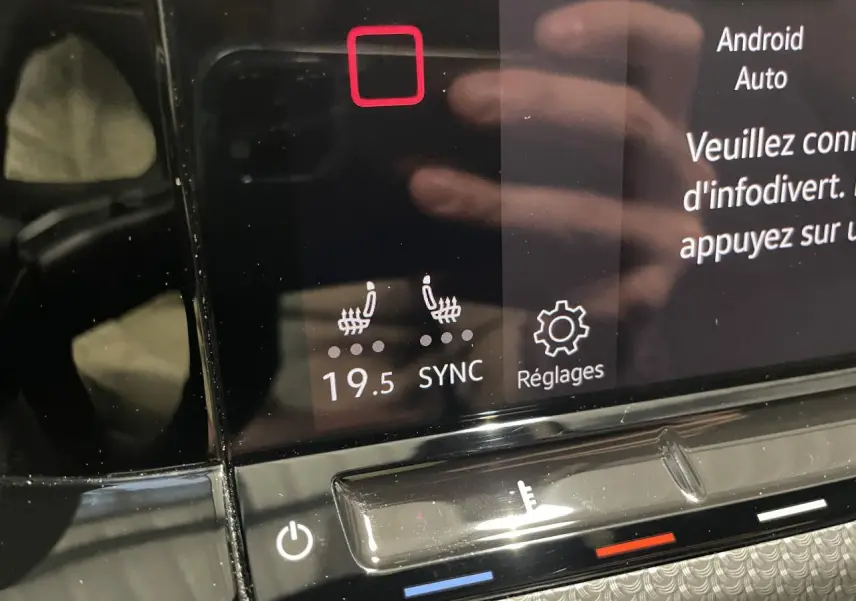 Gros plan sur l'écran tactile intérieur noir de la Volkswagen Golf 1.5 eTSI 2024, affichant les réglages de chauffage des sièges et température.