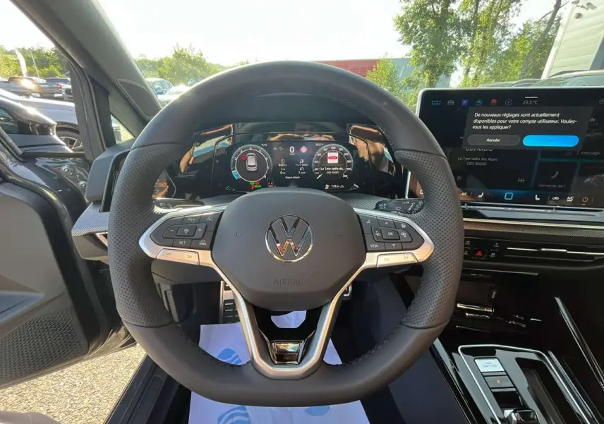 Vue centrée sur le volant cuir multifonctions de la Volkswagen Golf E-TSI 150 R-Line 2026 avec tableau de bord digital.