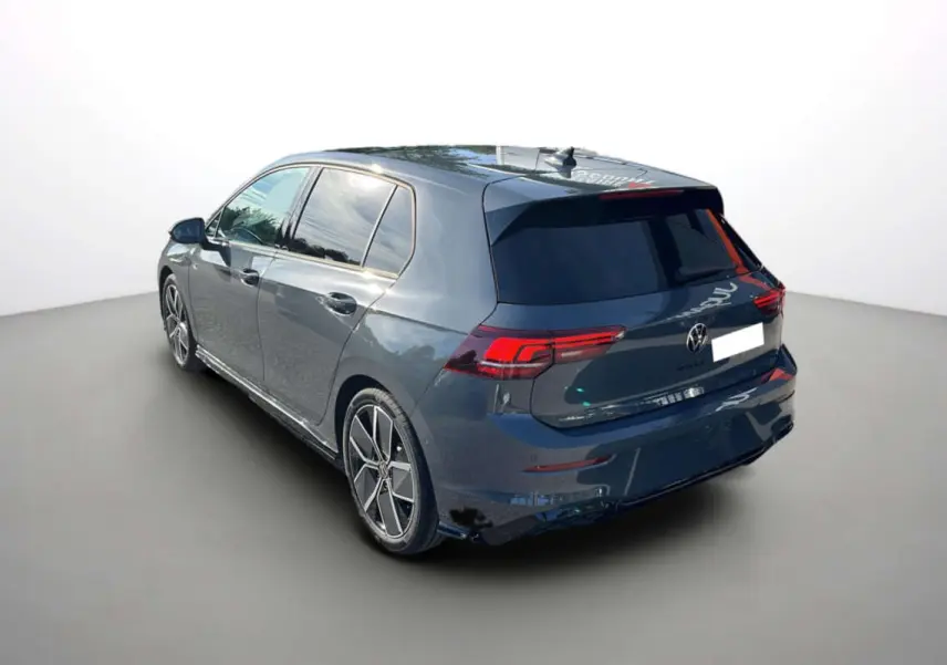 Vue 3/4 arrière gauche d'une Volkswagen Golf gris dauphin avec jantes alu 18 pouces et vitres surteintées.