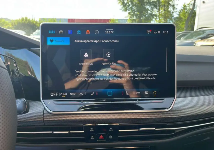 Écran tactile central de la Volkswagen Golf E-TSI 150 R-Line 2026, affichant les options App-Connect et climatisation.