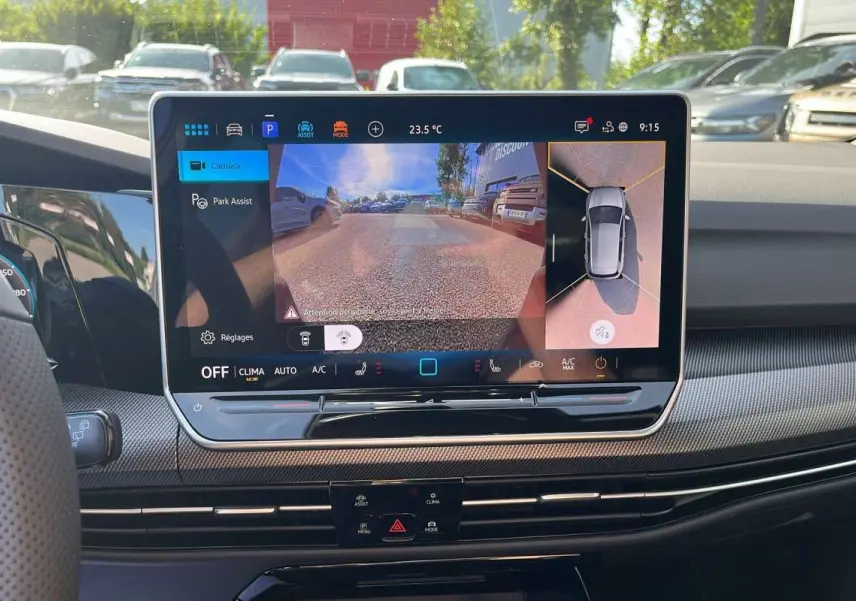 Écran tactile central affichant la caméra 360 dans l’habitacle d’une Volkswagen Golf gris dauphin, vue de face.