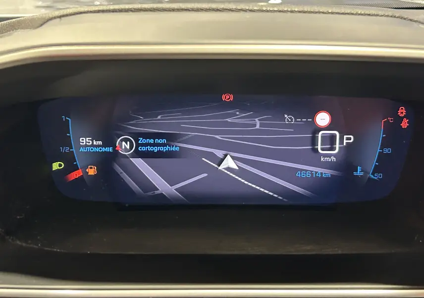 Tableau de bord numérique du Peugeot 2008 gris Artense, affichant la navigation et l'autonomie à 95 km.